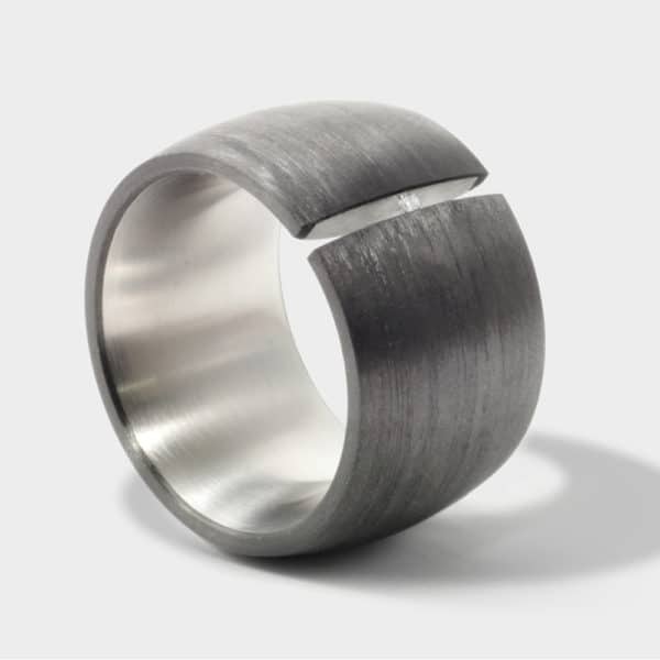 Carbonring_Damenring_Solitaer_Verlobungsring_10020008_B8_Swissmade_Sahak_Jewellery_Zurich