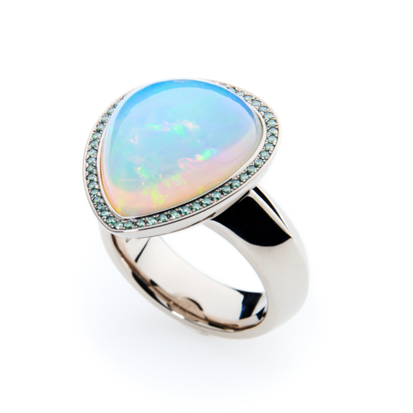 opalring, opal, kristallopal, damenring, ring, goldring, schmuck, opalschmuck, entourage, diamanten, brillanten, weissgold, cocktailring, schmuckdesign, tropfen, cabochon, juwelen, goldschmiede, juwelier, sahak, jewellerry, kollektion, zurich