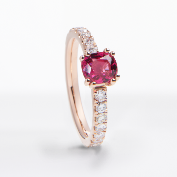 damenring, spinell, spinellring, pink, diamantring, diamanten, alliance, ring, schmuck, edelsteine, schmuckdesign, schmuckring, goldring, arcade, grifffassung, gemstone, goldschmiede, juwelier, sahak, jewellery, zurich